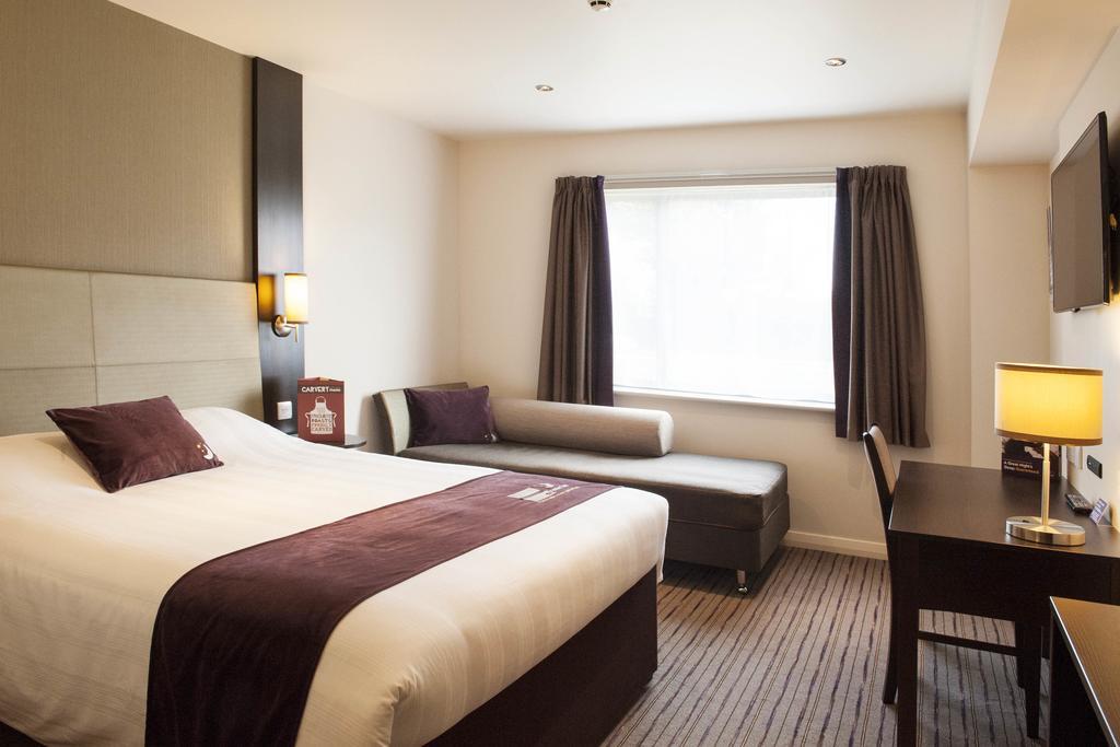 Premier Inn London Croydon West - Purley A23 Room photo